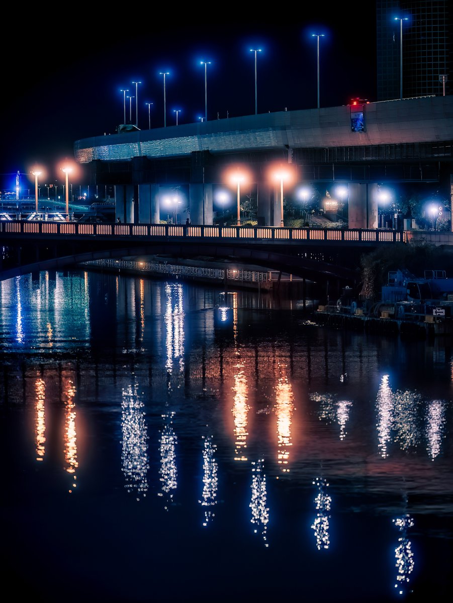 awesome036's tweet photo. Echoes of Light.
喧騒が遠のいたあと、
街の灯りは水面に静かな光跡だけを残していた。
ISO 3200 | SIGMA 135mm F1.8 DG HSM Art | f/1.8 | 1/30s | Kenkoプロソフトンクリア
#036POV #キリトリセカイ #都市の余白 #隅田川 #SumidaRiver #NightScape #光跡 #東京夜景 https://t.co/iuNLwIajbs