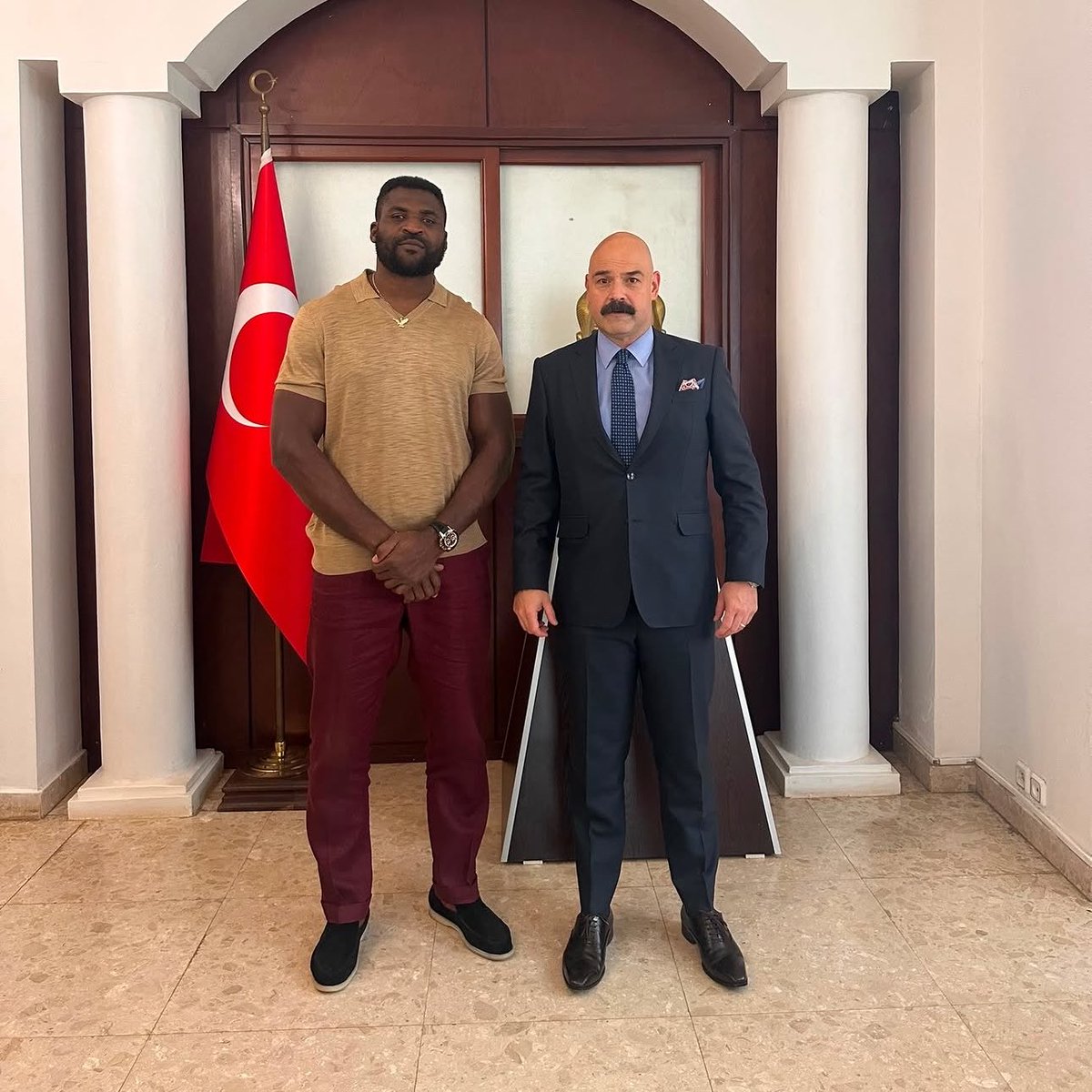 KirmiziKoseMMA's tweet photo. Francis Ngannou, Türkiye’nin Kamerun Büyükelçiliğini ziyaret etti. https://t.co/K5P4vUhRk7