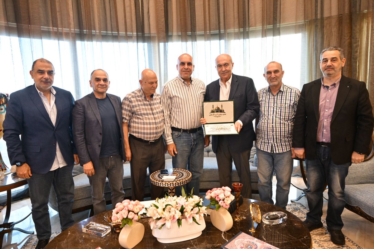 fmakhzoumi's tweet photo. تشرفتُ باستقبال وفد من مسجد صلاح الدين الأيوبي، حيث جرى عرض للأوضاع العامة للمسجد ودوره في خدمة المجتمع وتعزيز القيم الدينية والاجتماعية، كما تشرفتُ بتسلّم  شهادة تكريم تقديراً للجهود المبذولة في تأسيس وإدارة ورعاية المسجد.
أكدنا خلال اللقاء على الدور الإيجابي للمساجد في نشر روح المحبة والتآخي بين أبناء المجتمع، وعلى أهمية تعزيز التعاون بين مختلف المكونات الدينية والاجتماعية بما يسهم في ترسيخ الوحدة الوطنية.