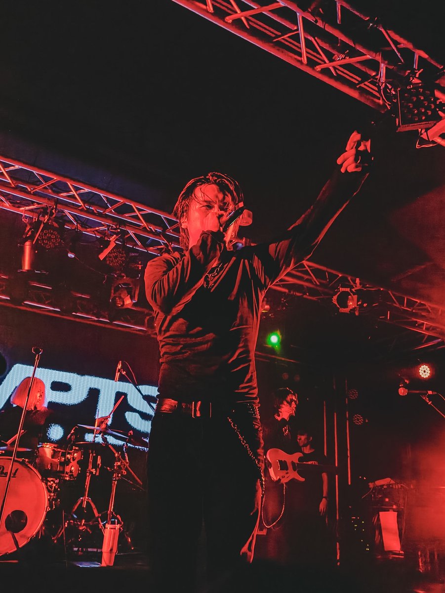 KnullKnight's tweet photo. Flew from Singapore to Osaka to see Currents live. First time see @promptsofficial. Such a tight band! Thank you @DHB_darkhorses #currents #prompts #japan https://t.co/zSlTZDTRto