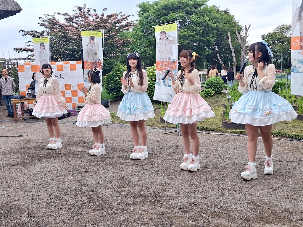 htm247725's tweet photo. 2026.6.19(金)
鯉艸郷ライブ

はっちゃん
〜HACHINOHE GIRLS〜

彩恋るい🤍
天羽うた🤍
こはね🤍
七月もなな🤍
あいみ🤍

 #Twinkle
 #はっちゃん
 #八戸アイドル
 #十和田鯉艸郷 https://t.co/McDqmvNTsp
