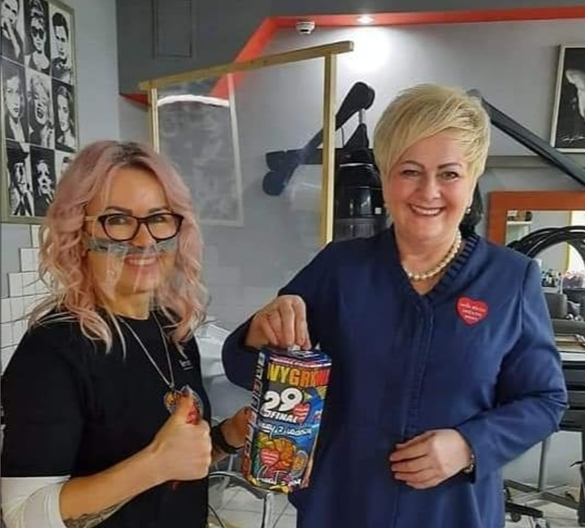 sbalcerac's tweet photo. Posłanka KO Małgorzata Pępek nie chciała czekać do końca świata i jeden dzień dłużej. Wepchała się bez kolejki na badania w szpitalu w Żywcu dzięki pomocy osoby pracującej w szpitalu, również należącej do KO, informuje @OficjalneZero. Wrzuciła 5 PLN na Owsiaka, należało się jej! https://t.co/j5Yzw19t54