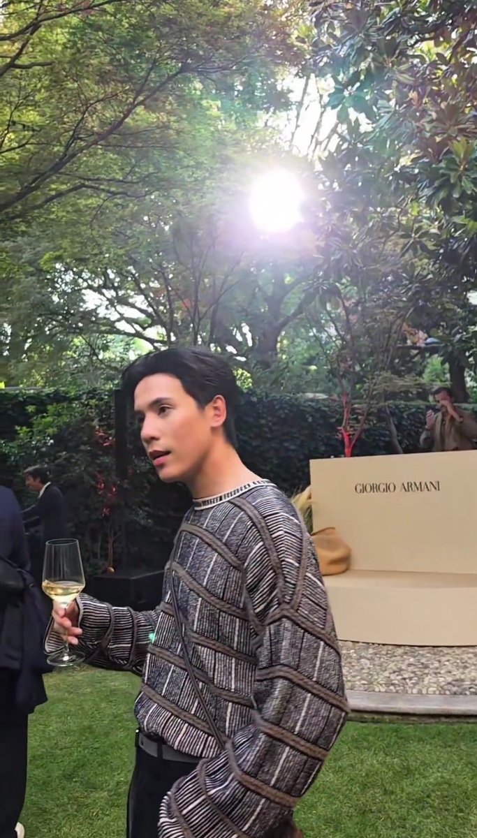 OilVanisa's tweet photo. ชัดเจนในเลนเราเสมอ เชียสสส 🥂

JES MFW27 X GIORGIO ARMANI
 #GiorgioArmaniSS27xJes https://t.co/5xW4XsNPHc