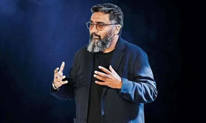 RoseOnX9's tweet photo. So why would Meta pay billions for such a "small" audience?

India has 900M internet users. 
CRED has only 17M users.

Because CRED's 17M users aren't random users. They're credit card holders who invest, travel, and spend online regularly.

Meta owns attention (Instagram) and conversations (WhatsApp).

The next internet winner won't be the company with the most users—it'll be the one that owns the transaction.

Discovery → Conversation → Payment.

That's the game Meta is playing.