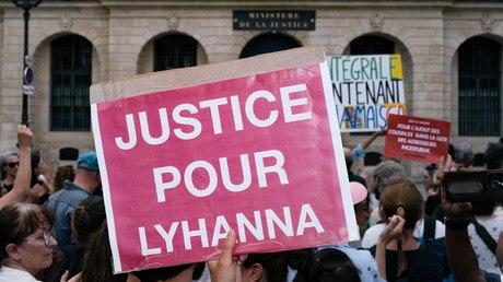 Pascal_Laurent_'s tweet photo. 🇨🇵 Fiasco Lyhanna : la petite Rosa aurait subi «une cinquantaine de viols» infligés par Jérôme Barella, révèle le rapport des inspections.
Jérôme Barella, principal suspect dans l’enlèvement, le viol et le meurtre de la jeune Lyhanna dont le corps a été retrouvé le 4 juin, était sous le coup d’une plainte déposée en août 2025 par la mère de Rosa, une fillette de 10 ans que Barella aurait violé une «cinquantaine» de fois. Il n’a jamais été inquiété dans cette affaire.

RT en français