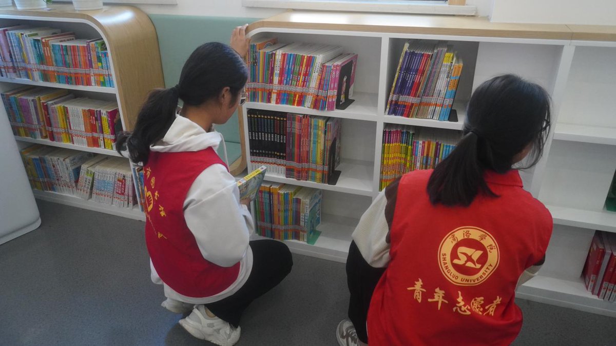 bulbazavric's tweet photo. Today I spent 4 hours sorting books for the community library, making 200+ kids get their favorite picture books more easily. Warmth from small deeds! https://t.co/VJuiaMmz2o
