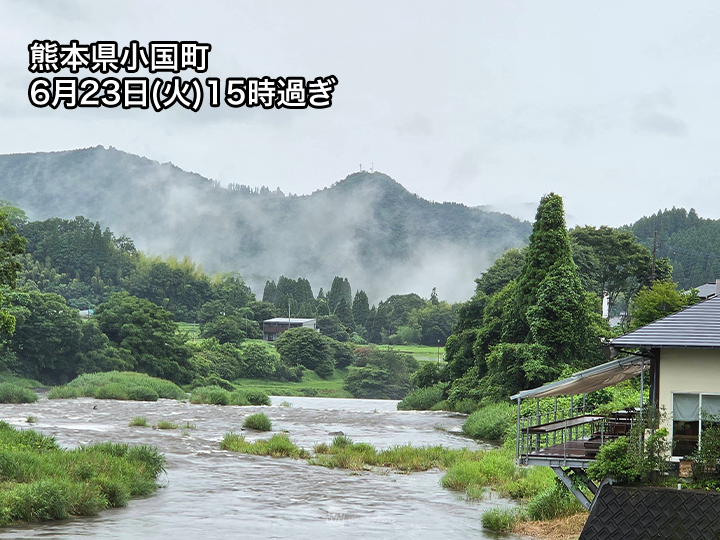 wni_jp's tweet photo. ＜九州を中心に大雨警戒＞
今日23日(火)は梅雨前線が北上し、九州や四国で断続的に雨が降っています。
特に九州では今夜以降、非常に激しい雨の降るおそれがあるため、警戒が必要です。
https://t.co/14jziI7uyP https://t.co/TjKxSXdf29