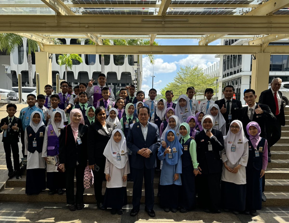 ahmadmaslan's tweet photo. Bertugas di #DewanRakyat. Bertemu pelajar SK Gelang Patah #Johor
Soalan 7 & 10 sepatutnya saya jawab -YB #Jeli & #WangsaMaju. Malang sidang hingga 12.30 tgh ral sampai soalan itu. Menteri jawab panjang.
Pengurusan wajar lebih baik agar paling kurang 10 soalan dapat jawab lisan. https://t.co/1wuLNZugkW