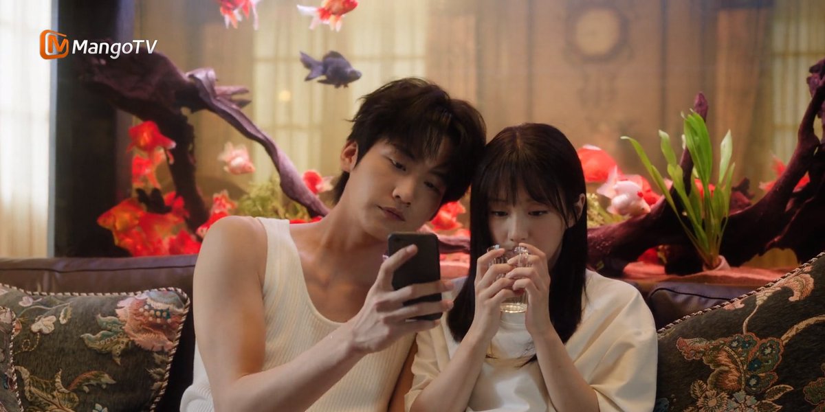 yezieun's tweet photo. buat adek adek dan kakak kakak yang belum tau, ini bukan pasangan suami istri ya. bukan juga pacaran. masih temenan ^___^ https://t.co/URZZ76soi0