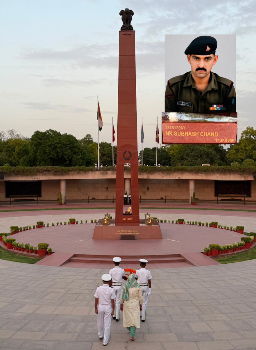 salute2soldier's tweet photo. Commemorating the valiant service and supreme sacrifice of Nk Subhash Chand, #11JAKRIF, in #Op #Parakram, Mrs Surestha Kumari, the #VeerNari, paid homage to the #Braveheart at #AmarJawanJyoti in a solemn Next-of-Kin Ceremony at #NationalWarMemorial. #LestWeForget. https://t.co/qNI5AjOV4w