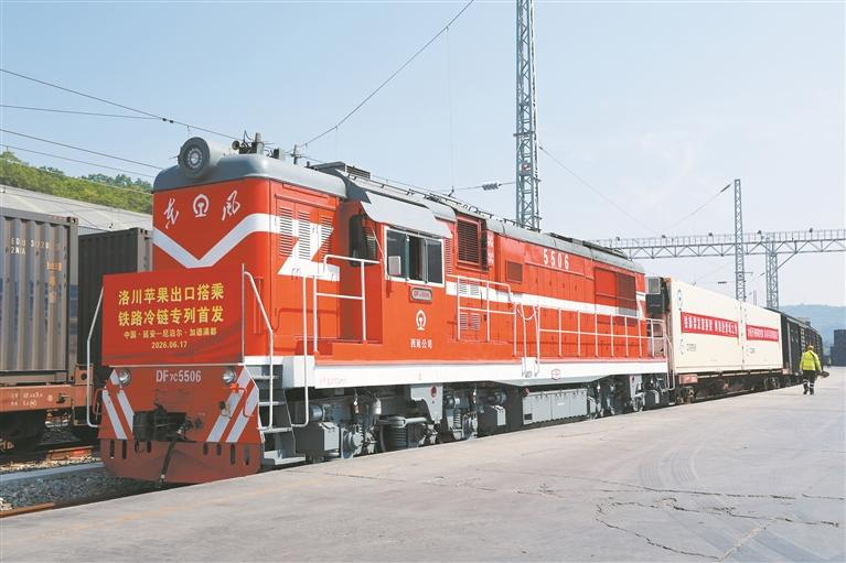ShaanxiPlus's tweet photo. 🍎 50 tons of premium #LuochuanApples from the world's "Golden Apple Belt" just departed Shaanxi for Nepal! 🇳🇵🚂
Our smart cold-chain train ensures these world-class fruits cross the Himalayas and arrive 100% fresh. 🌍✨
#ColdChainLogistics #CrossBorderTrade https://t.co/Jp7kQtkn8T