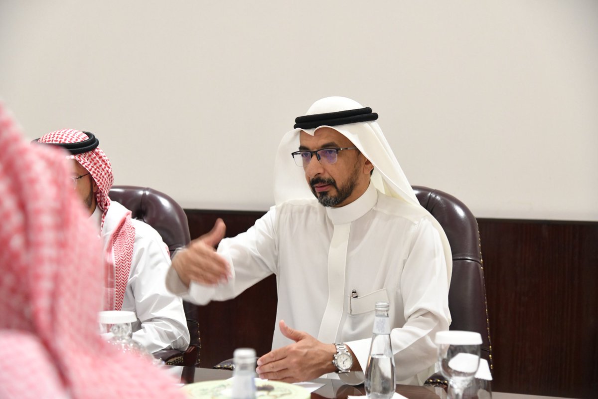 Najran_Univers's tweet photo. وأوضح المدير العام التنفيذي للمستشفى الجامعي د.سعيد القحطاني بأن زيارة فريق لجنة الاحتياج والحلول للمستشفى الجامعي تأتي ضمن جدول أعمال الفريق للوقوف على المرافق الصحية بالمنطقة. وأضاف؛ أن المستشفى الجامعي يشكل جزءً لا يتجزأ من منظومة الخدمات الصحية، لا سيما بما يحتويه من أقسام وتخصصات وسعة سريرية عالية، ستسهم في تعزيز سهولة وصول سكان المنطقة إلى الخدمات الصحية، وتقليل الإحالات إلى المستشفيات خارج المنطقة، وذلك عند اكتمال تشغيل المستشفى.