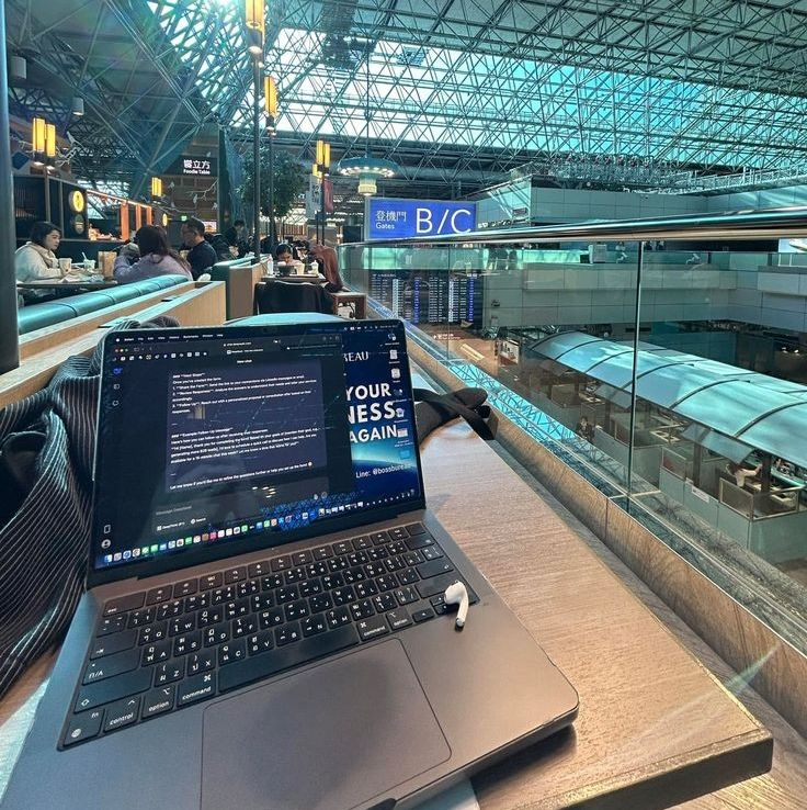 PolicarBizar's tweet photo. Las aerolíneas no quieren que sepas esto 🤫 

ChatGPT y Claude pueden encontrar vuelos 50% más baratos usando estrategias muy específicas...

No es magia, son estos 7 prompts:

1/ El que más dinero ahorra

Actúa como un experto en tarifas aéreas. Voy de [CIUDAD ORIGEN] a [CIUDAD DESTINO] entre [FECHAS]. Presupuesto: [X€]. Equipaje: [sí/no]. Encuentra la combinación más barata entre vuelos directos, escalas y aeropuertos alternativos. Explica el razonamiento de cada opción. 

2/ El truco de las fechas flexibles

Quiero viajar de [ORIGEN] a [DESTINO] alrededor de [FECHA]. Analiza cómo cambiar la salida o el regreso ±3 días afecta el precio. ¿Qué combinación suele ser más barata: salida entre semana, fin de semana, mañana o noche? 

3/ Los aeropuertos que nadie mira

Para el trayecto [ORIGEN] → [DESTINO], identifica aeropuertos alternativos en un radio de 100 km de cada extremo. Para cada alternativa, estima el ahorro potencial y el coste real del traslado terrestre (tiempo + dinero). 

4/ El comparador de valor real

Compara estas opciones de vuelo: [PEGA LAS OPCIONES]. Evalúa cada una por: precio total con equipaje, duración real del viaje, tiempo de escala, reputación de la aerolínea en puntualidad y política de cambios. Dame un ranking final con justificación. 

5/ El detector de costes ocultos

Revisa este itinerario: [PEGA EL ITINERARIO]. Identifica todos los costes que no aparecen en el precio inicial: tasas de equipaje, selección de asiento, traslados entre aeropuertos, visados o autorizaciones necesarias, y riesgos de perder conexión. 

6/ El negociador de reembolsos

Mi vuelo [NÚMERO DE VUELO] fue [cancelado/retrasado X horas] el [FECHA]. Según el Reglamento CE 261/2004, ¿tengo derecho a compensación? Redacta una reclamación formal a [AEROLÍNEA] exigiendo [compensación/reembolso]. Tono firme pero correcto. 

7/ El planificador completo

Cuando ya tienes todo claro, este prompt te da el plan final.

Actúa como un consultor de viajes. Analiza todo mi viaje: [PEGA LOS DETALLES: origen, destino, fechas, presupuesto, preferencias]. Dame un plan optimizado priorizando: ahorro económico, comodidad y reducción del estrés. Incluye checklist de cosas a confirmar antes de reservar. 

Estos prompts funcionan en ChatGPT, Claude y Gemini.

La IA no reserva por ti pero sí analiza opciones mejor que cualquier comparador.