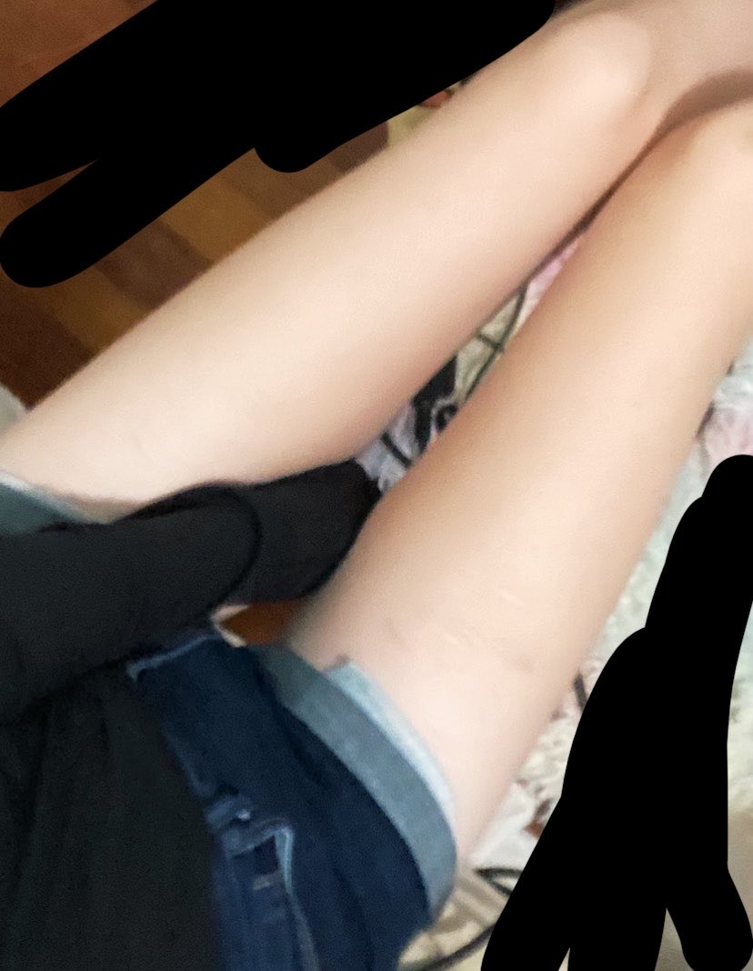 snuffymoe's tweet photo. this is an oooolllld photo but
my legs look skinny n long lol 
tiny little shorts #lowlvl https://t.co/Ho11K4uAb3