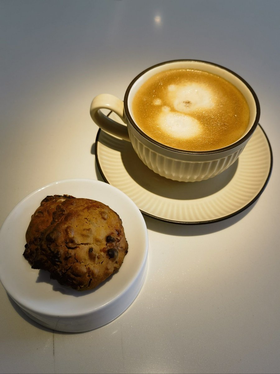 Alice_play123's tweet photo. Just wrapped back-to-back client check-ins, and a quick iced coffee break is exactly what I need to reset for the rest of the afternoon https://t.co/pZCFBTLvBp