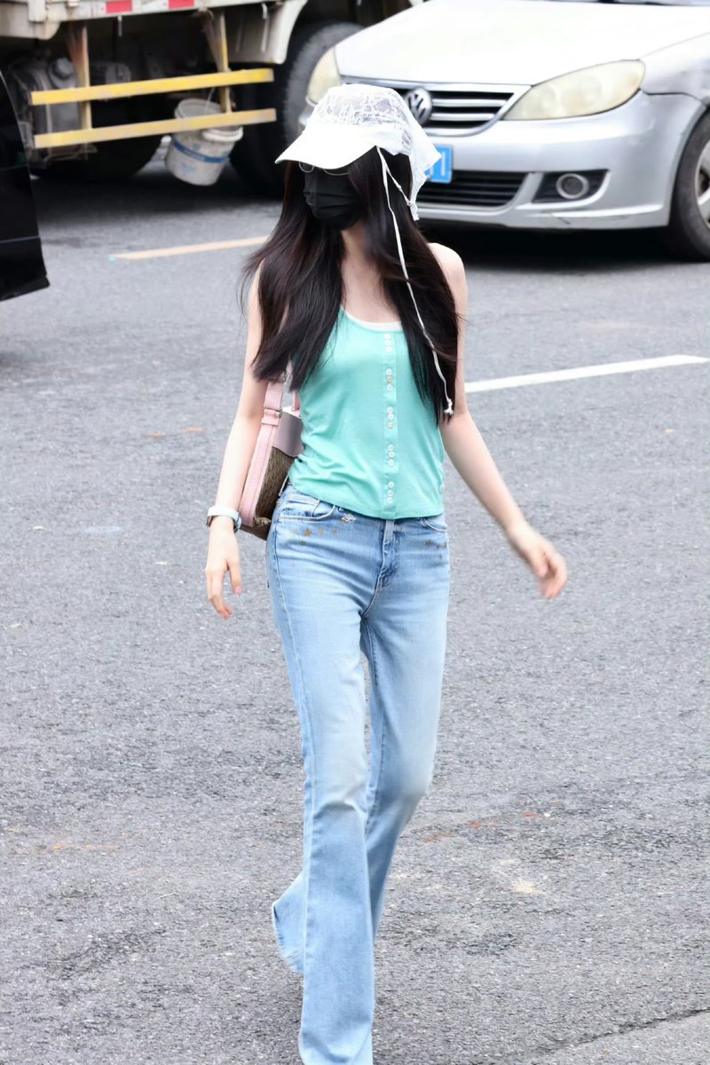 myluvxin's tweet photo. 서흔이 비율 볼때마다 너무 놀라움.. 얼굴만 보면 쪼꼬미아기토끼귀염둥이 같은데 키 169.... 롱다리... 운니야....😳 https://t.co/hTeHDkZc4F