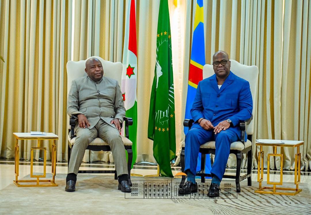 Ikiriho's tweet photo. Kinshasa : le #Burundi🇧🇮 et la #RDC🇨🇩 renforcent leur partenariat stratégique

En visite d'État à Kinshasa depuis lundi 22 juin 2026, le président du Burundi et président en exercice de l'Union africaine, Évariste Ndayishimiye @GeneralNeva, s'est entretenu en tête-à-tête avec son homologue congolais, Félix-Antoine Tshisekedi. Les deux chefs d'État ont ensuite conduit des échanges élargis centrés sur les défis sécuritaires et de développement dans la région des Grands Lacs, avec une attention particulière à la situation dans l'est de la RDC.

Le président burundais a réaffirmé le soutien de son pays aux initiatives régionales et internationales en faveur du rétablissement d'une paix durable et de la lutte contre les groupes armés. Les discussions ont également porté sur la relance de la Grande Commission mixte de coopération afin de renforcer les partenariats dans les domaines de la sécurité, du commerce, des infrastructures, de l'énergie, de la santé et de l'éducation. La journée s'est achevée par un dîner officiel offert par le couple présidentiel congolais, illustrant la solidité des liens d'amitié entre les deux pays.

@NtareHouse  @Presidence_RDC