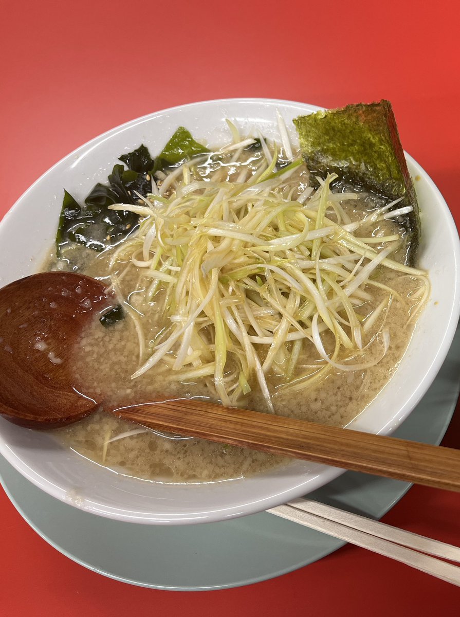 Tonbi_OA's tweet photo. 無料の「コテコテで！」で
✨背脂チャッチャ✨

6/23(火)
シャキシャキネギと豚骨スープ
さらにとんびの味玉は高級ブランド卵を使用している黄身の甘みが濃厚な味わいです！
ぜひお楽しみください！

本日も2:30まで！

ご来店お待ちしております‼️
#とんび　#ラーメン　#鷹の目 https://t.co/aQrDmmMCkE