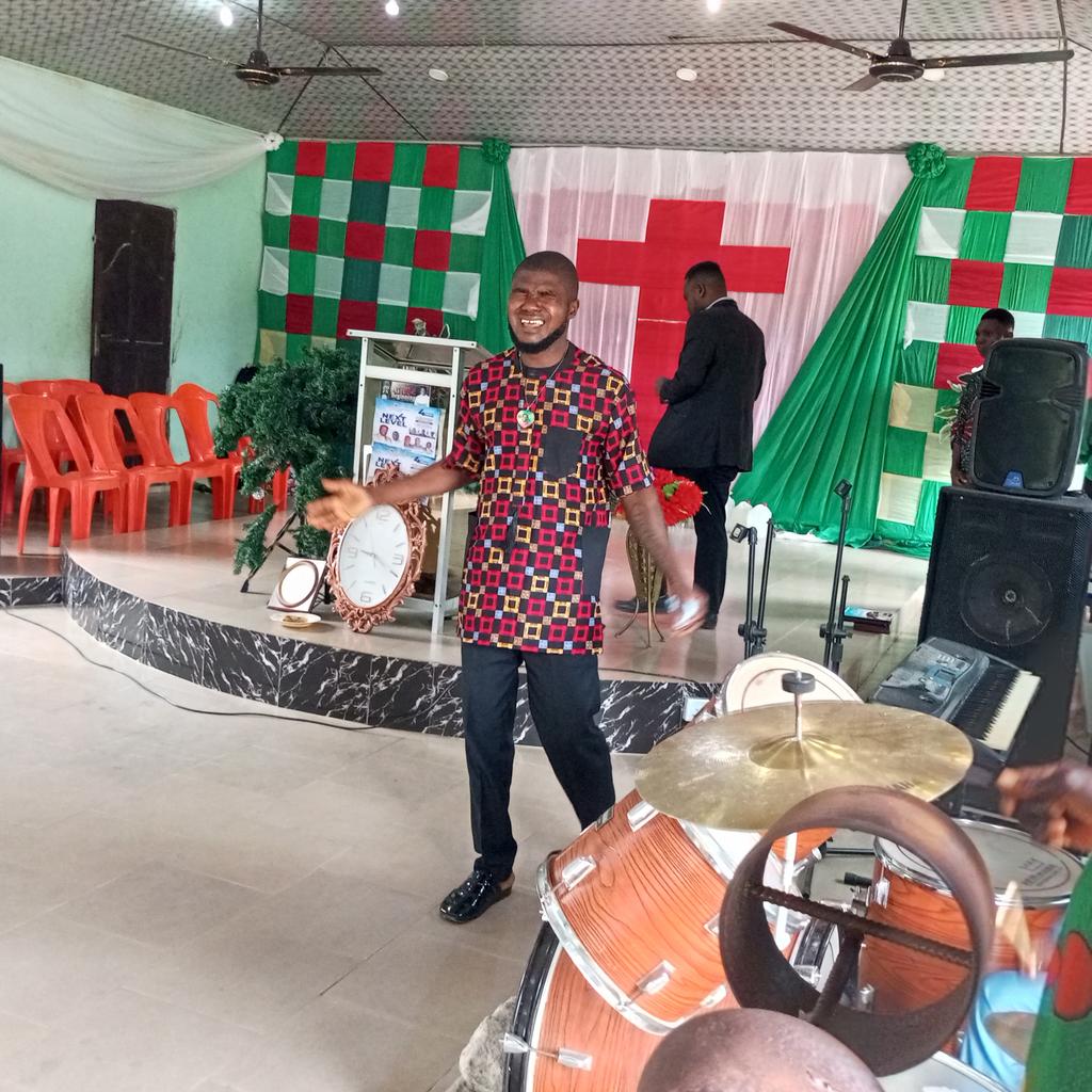 iamyoung_fred's tweet photo. With a minister, Pastor Victory from CMCC HQ 
Do your work faithfully and see the rewards, God blessed and don't look back on it. https://t.co/8D5Wf9Og9N
