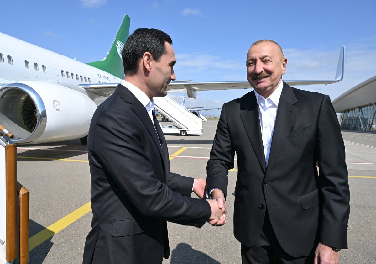 azpresident's tweet photo. Prezident İlham Əliyev Azərbaycanda dövlət səfərində olan Türkmənistan Prezidenti Sərdar Berdiməhəmmədovu Füzuli rayonunda qarşılayıb.
https://t.co/yHTYdoA0tt https://t.co/XuxTxyXQoc