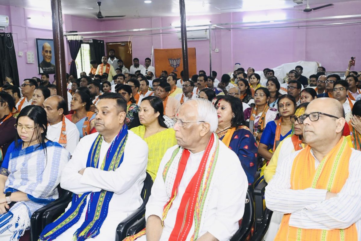 sambitswaraj's tweet photo. आज अगरतला स्थित @BJP4Tripura प्रदेश कार्यालय में श्रद्धेय डॉ. श्यामा प्रसाद मुखर्जी जी के बलिदान दिवस के अवसर पर उनके चित्र पर पुष्पांजलि अर्पित कर नमन किया। 

डॉ. श्यामा प्रसाद मुखर्जी जी का जीवन त्याग, तपस्या और राष्ट्रभक्ति की अमिट गाथा है। आज, जब हम ‘एक भारत, श्रेष्ठ भारत’ की दिशा में अग्रसर हैं, तब हर कदम पर उनका स्मरण हमें शक्ति, प्रेरणा और मार्गदर्शन प्रदान करता है।

राष्ट्र की एकता एवं अखंडता के लिए समर्पित उनका सम्पूर्ण जीवन और बलिदान प्रत्येक भारतीय के लिए प्रेरणादायी है। ऐसे महान राष्ट्रनायक के चरणों में कोटिशः नमन।