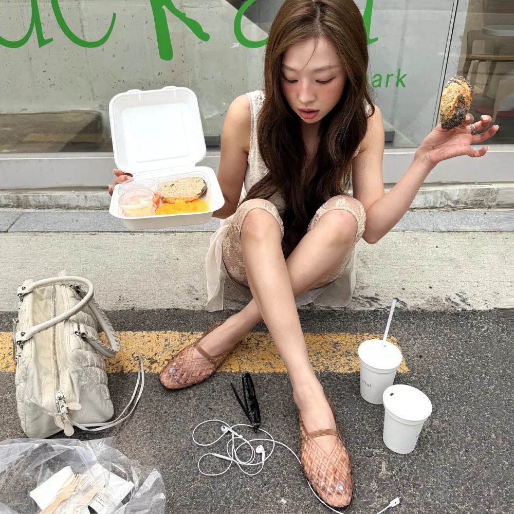 yyoyuyy's tweet photo. 젤리 슈즈 유행을 다시 낉여오너라 〰️🍩🧁 https://t.co/YPzwS3ylqg