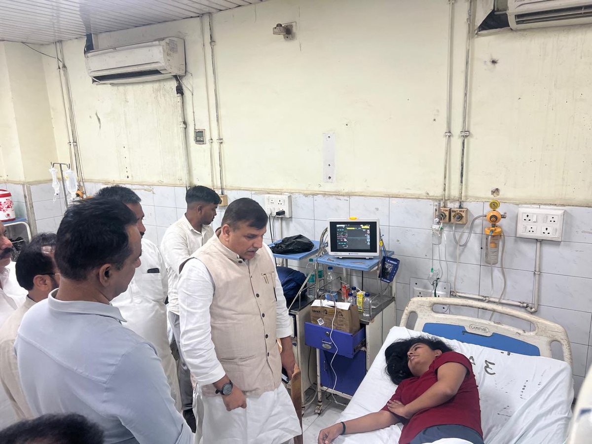 SanjayAzadSln's tweet photo. लखनऊ में भीषण अग्निकाण्ड हुआ।
जिस बिल्डिंग में आग लगी उसको गिराने का आदेश 2016 में हुआ था।
क्या उसमें आग से बचने का इंतज़ाम नहीं था?
क्या बिल्डिंग जर्जर थी?
किसके कहने पर आदेश वापस हुआ?
दमकल की गाड़ियाँ देर से क्यों पहुँची?
15 लोगों की जान चली गई फिर SIT का झुनझुना पकड़ा दिया गया।
ईश्वर मृतकों की आत्मा को शांति प्रदान करे और परिवार को इस दुःख को सहन करने की शक्ति दे।
KGMU में घायल लवप्रीत से मिला, उसने कूदकर अपनी जान बचाई पैर में चोट है, जयंत आईसीयू में भर्ती है।
गर्मी के दिनों में ऐसी अग्निकांड की घटना बढ़ जाती हैं,लेकिन बुलडोज़र चलाने वाली योगी सरकार के पास आग बुझाने का इंतज़ाम नहीं है।
मामले की गंभीरता से जाँच हो दोषियों को जेल भेजा जाए।
मुआवजे के नाम पर मृतकों के साथ मज़ाक़ न किया जाए।