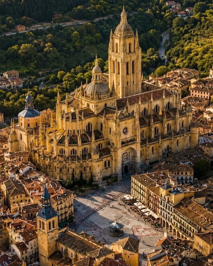 TravelDestiny10's tweet photo. Segovia Cathedral, Spain 🇪🇸 https://t.co/iBg4y3mWTF