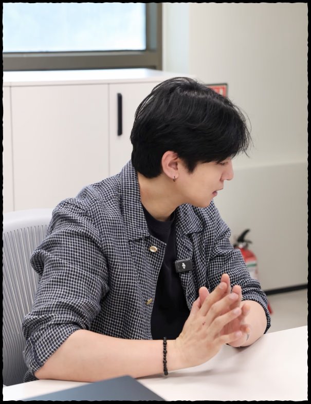 apeachnuna's tweet photo. gantengnya 🫠🫠🫠

keknya ini shootnya pas dia hbs buru-buru mampir ke Unpiltered day1 itu, gelang dan jam nya sama 🥹 https://t.co/pXcYnH4JMa
