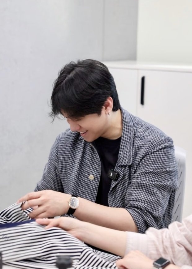 apeachnuna's tweet photo. gantengnya 🫠🫠🫠

keknya ini shootnya pas dia hbs buru-buru mampir ke Unpiltered day1 itu, gelang dan jam nya sama 🥹 https://t.co/pXcYnH4JMa