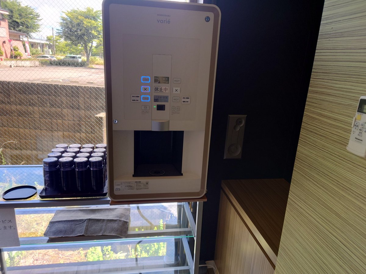 nihantei's tweet photo. お席はこんな感じなっております

横並びの配置となりますのでボックス席やお座敷等はございませんご了承ください

お水、お茶はセルフサービスとなっております https://t.co/jPNAHyy3Dp