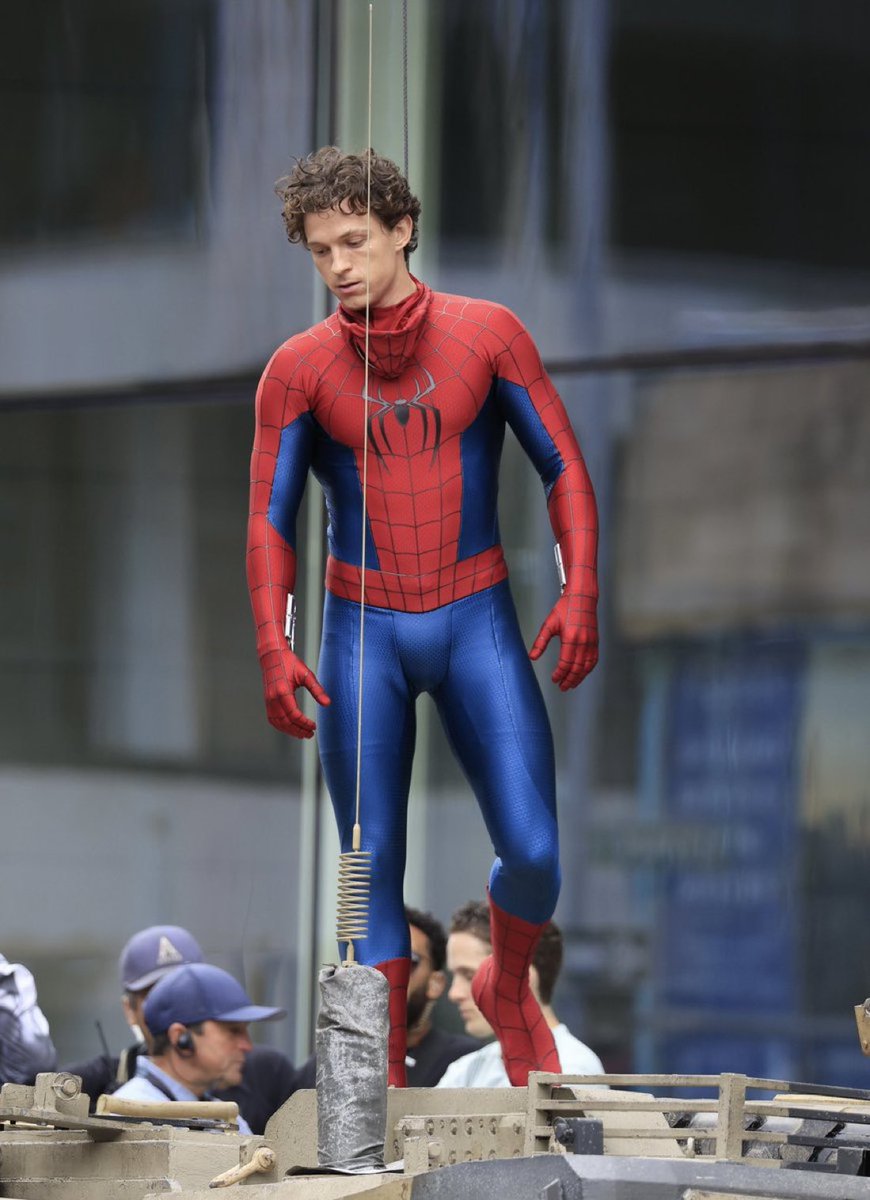 TomHolland4K's tweet photo. The front                                    The back https://t.co/eh6uINrszu
