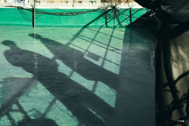 antarinoona's tweet photo. WHOS SHADOW IS THIS????!!!!
#FourHand https://t.co/W1paEREuTP