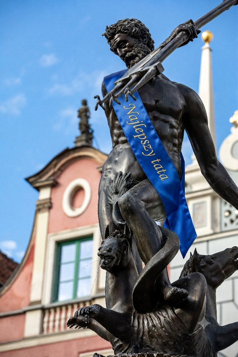 gdansk's tweet photo. Drodzy ojcowie, wszystkiego najlepszego! Dziękujemy, że jesteście nieustraszeni jak lwy przy Fontannie Czterech Kwartałów 🦁, odważni jak Neptun 🔱 i wytrwali jak Żuraw! 💪🏻
#gdansk #ilovegdn #dzienojca
📷 Fotomontaż https://t.co/myYHPMKNHX