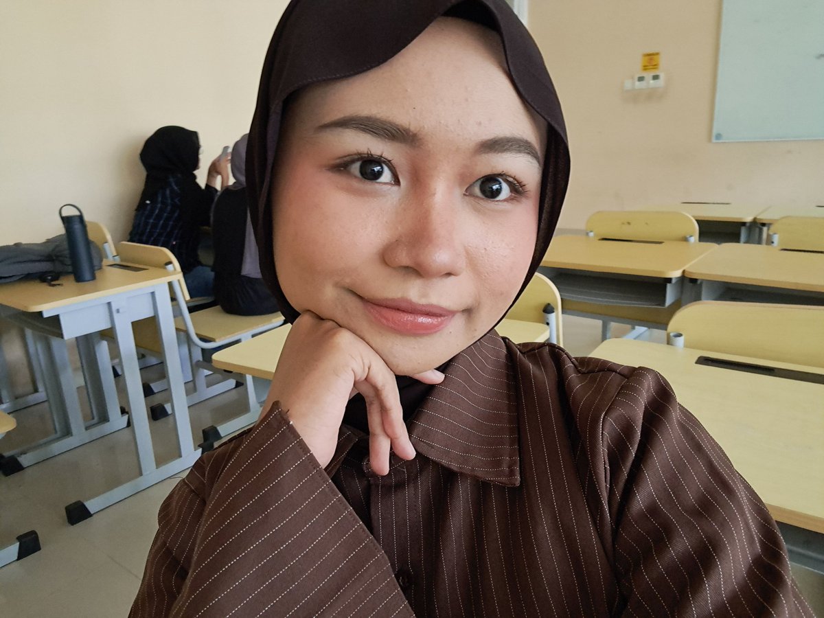 j4mtangan's tweet photo. @stlovve in this economy gue cm mau make produk lokal aja, selain krn ga terafiliasi sm isriwil tapi buat bantu nguatin nilai rupiah juga
https://t.co/yTrvBElTbM https://t.co/GUlaJtjFll
