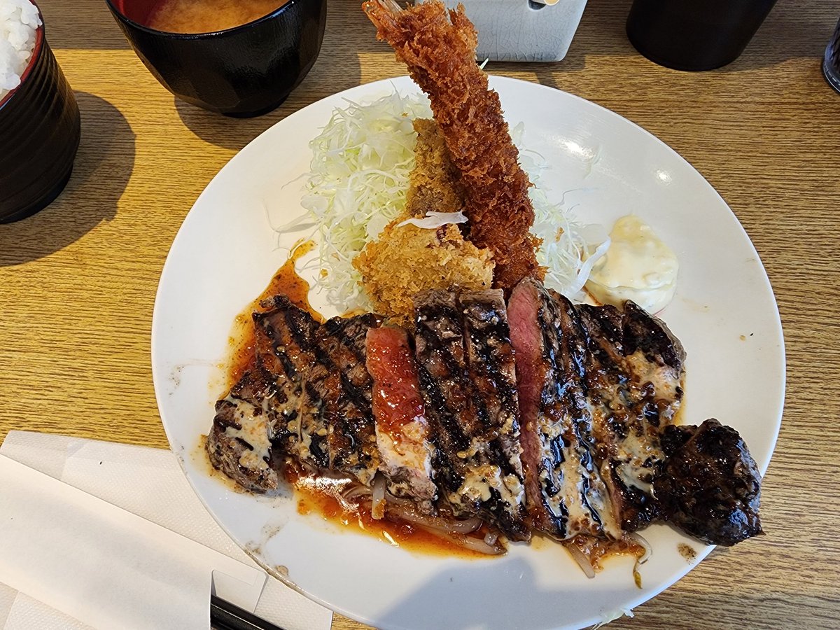 fermat_1665's tweet photo. 最近は洋食屋さんのお得🍴Lunch🍴にハマってます😋🤩
#サーロインステーキランチ
#大判ハンバーグランチ https://t.co/3vGPnbxC6C