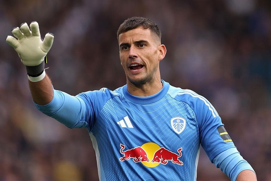 SimplyUtd's tweet photo. 🚨 Manchester United are also exploring the back-up goalkeeper market to provide cover for Senne Lammens. Karl Darlow, who is set to be available as a free agent, and Sam Johnstone have both been considered.

[@TheAthleticFC] https://t.co/I510AcqrIE