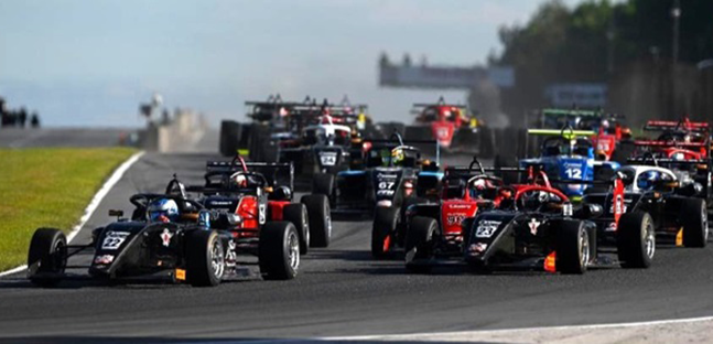 Italiaracing's tweet photo. #Beswick, #Martella e #Majman vincitori a #RoadAmerica nella #USF2000

https://t.co/FmuagodwAs via @italiaracing.net https://t.co/1vlYmOV85E