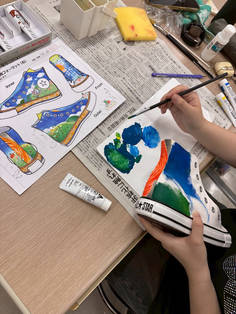 sendai_design's tweet photo. 授業の様子をご紹介♪

こちらは、
「イラストテクニック」の授業の様子です🎨✨

今回はシューズのデザインに挑戦！
それぞれオリジナルのデザインを考えています😊

どんな作品が完成するのか今から楽しみです〜😍✨

#センデザ https://t.co/dgwvlcJuzA