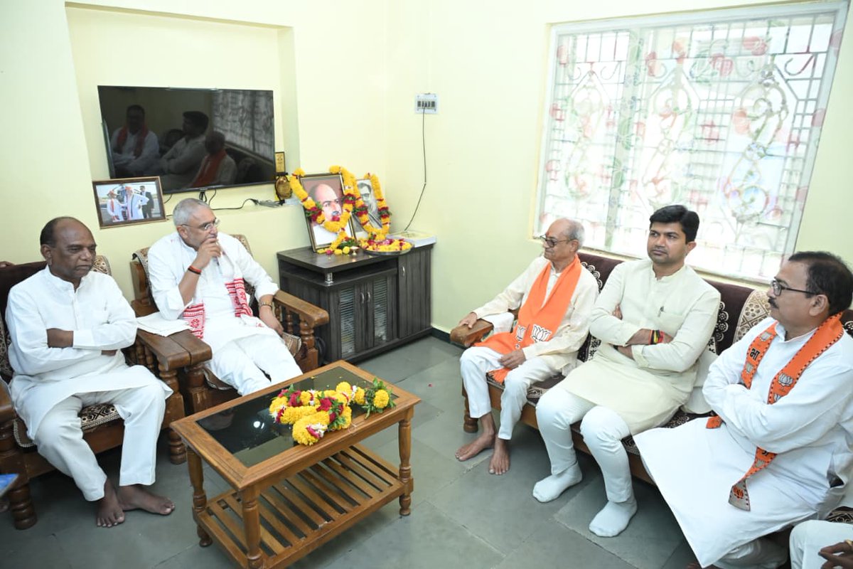 BJP4Gujarat's tweet photo. પ્રદેશ અધ્યક્ષ શ્રી @iJagdishBJP એ આજે નર્મદા જિલ્લાના રાજપીપળા ખાતે જિલ્લાના પૂર્વ ઉપાધ્યક્ષ શ્રી રણજીતભાઈ ટેલરના નિવાસસ્થાને શુભેચ્છા મુલાકાત કરી અને પ્રખર રાષ્ટ્રવાદી વિચારક ડૉ. શ્યામા પ્રસાદ મુખર્જીને પુષ્પાંજલિ અર્પણ કરી. https://t.co/P2FSh0CZwh