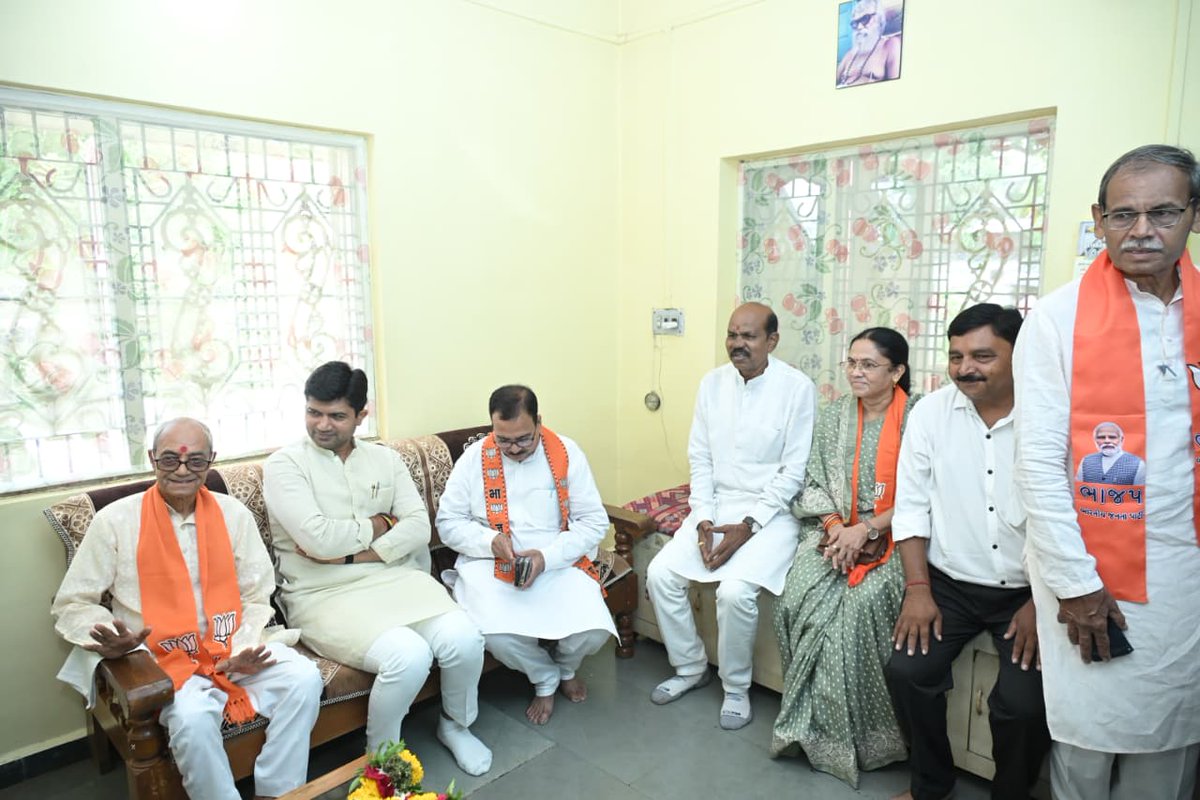 BJP4Gujarat's tweet photo. પ્રદેશ અધ્યક્ષ શ્રી @iJagdishBJP એ આજે નર્મદા જિલ્લાના રાજપીપળા ખાતે જિલ્લાના પૂર્વ ઉપાધ્યક્ષ શ્રી રણજીતભાઈ ટેલરના નિવાસસ્થાને શુભેચ્છા મુલાકાત કરી અને પ્રખર રાષ્ટ્રવાદી વિચારક ડૉ. શ્યામા પ્રસાદ મુખર્જીને પુષ્પાંજલિ અર્પણ કરી. https://t.co/P2FSh0CZwh