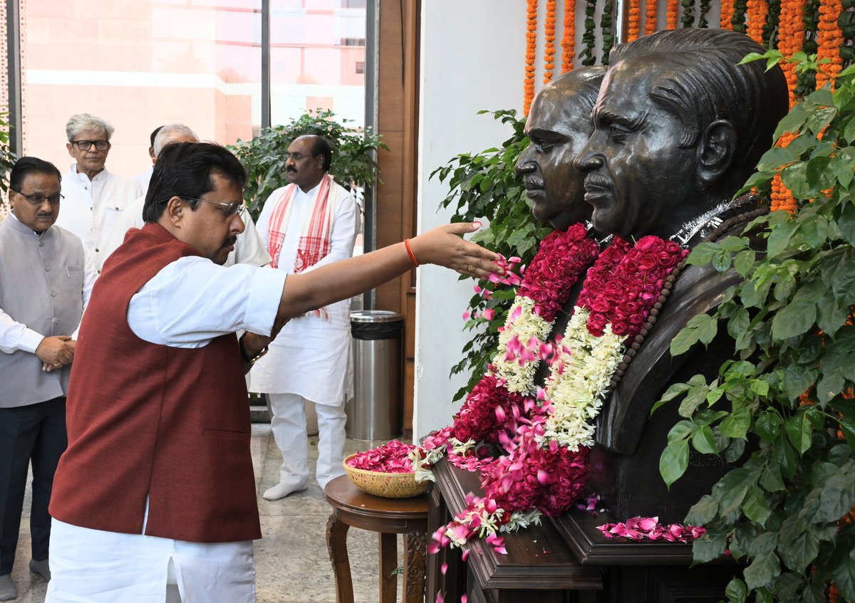NitinNabin's tweet photo. डॉ. श्यामा प्रसाद मुखर्जी जी के बलिदान दिवस पर आज भाजपा मुख्यालय में उन्हें पुष्पांजलि अर्पित कर विनम्र श्रद्धांजलि दी।

‘राष्ट्र प्रथम’ के संकल्प हेतु अपना संपूर्ण जीवन समर्पित करने वाले डॉ. मुखर्जी जी का त्याग और देशभक्ति हम सभी के लिए मार्गदर्शक है। उनका बलिदान प्रत्येक कार्यकर्ता को राष्ट्रहित में निरंतर समर्पित भाव से कार्य करने की प्रेरणा देता है।