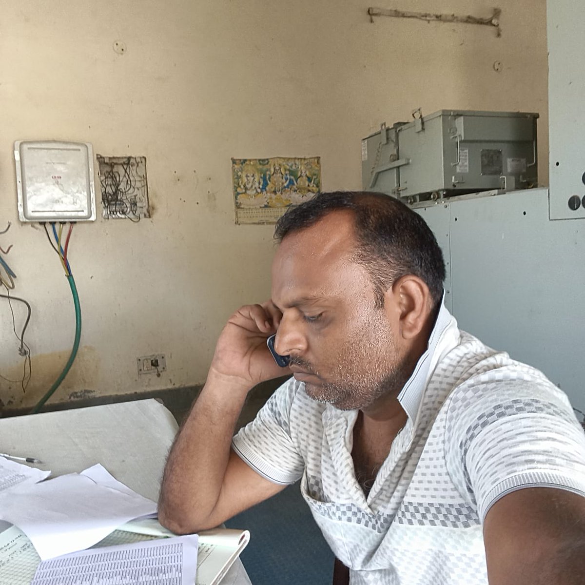 dvvnletawah01's tweet photo. भारतीय कोठी क्षेत्र विद्युत उपकेंद्र पर उपभोक्ताओं से दूरभाष के माध्यम से संपर्क कर उनकी विद्युतआपूर्ति एवं शिकायतों की स्थिति की जानकारी लेते हुए।उपभोक्ता संतुष्टि एवं त्वरित शिकायत निस्तारण हेतु निरंतर संवाद स्थापित किया जा रहा ह #ConsumerCalling #ConsumerSatisfaction @dvvnlhq https://t.co/tJQSJhiOWD