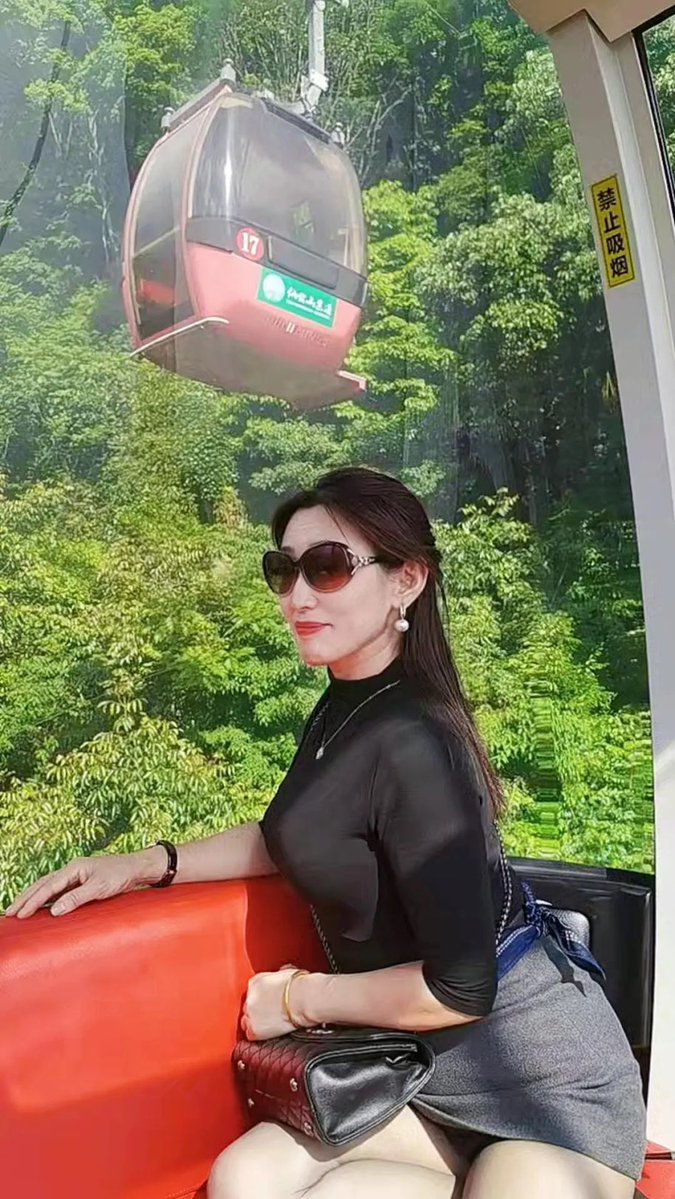 Susu19762026's tweet photo. 给我拍这组照片的男孩只有22岁，还在上大学。周末一个人出来玩，排队等缆车的时候刚好轮到我们在一起。
就这样认识了，他给我拍照，热情的叫我阿姨。后来我们一起下山，我请他吃了肉燕，相互加了微信。
后来我们经常在微信上聊天，算是忘年交吧。马上放暑假了，他说要来我的城市看看我。 https://t.co/DBh44Qe20Y