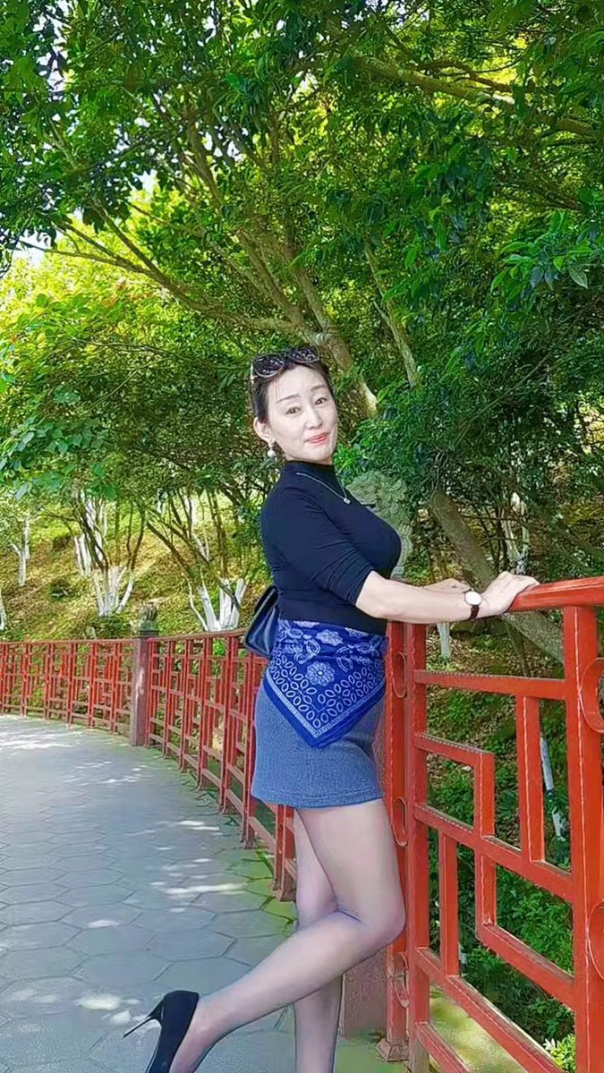 Susu19762026's tweet photo. 给我拍这组照片的男孩只有22岁，还在上大学。周末一个人出来玩，排队等缆车的时候刚好轮到我们在一起。
就这样认识了，他给我拍照，热情的叫我阿姨。后来我们一起下山，我请他吃了肉燕，相互加了微信。
后来我们经常在微信上聊天，算是忘年交吧。马上放暑假了，他说要来我的城市看看我。 https://t.co/DBh44Qe20Y