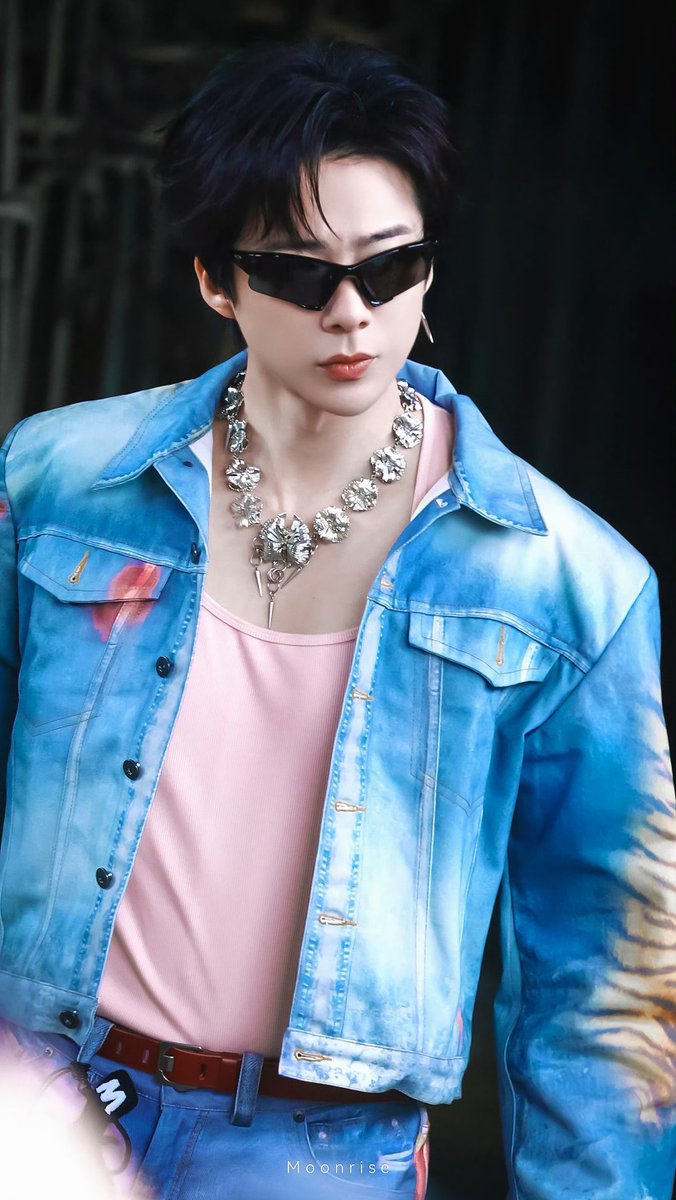 fandoestrans's tweet photo. #TheTruthS4 cast are all dressed in super cool retro streetwear today!! 😍😍😍😍😍😍 #LiuYuning #JinJing #ZhangLinghe #ZhangRuonan #DingChengxin #ZhouKeyu 

 📸 Nicole爱种草, N.差不多得了,周智慧,duduyi,坐标系, 起司特香,MonPetitChou,Moonrise https://t.co/ATSmifD0lk