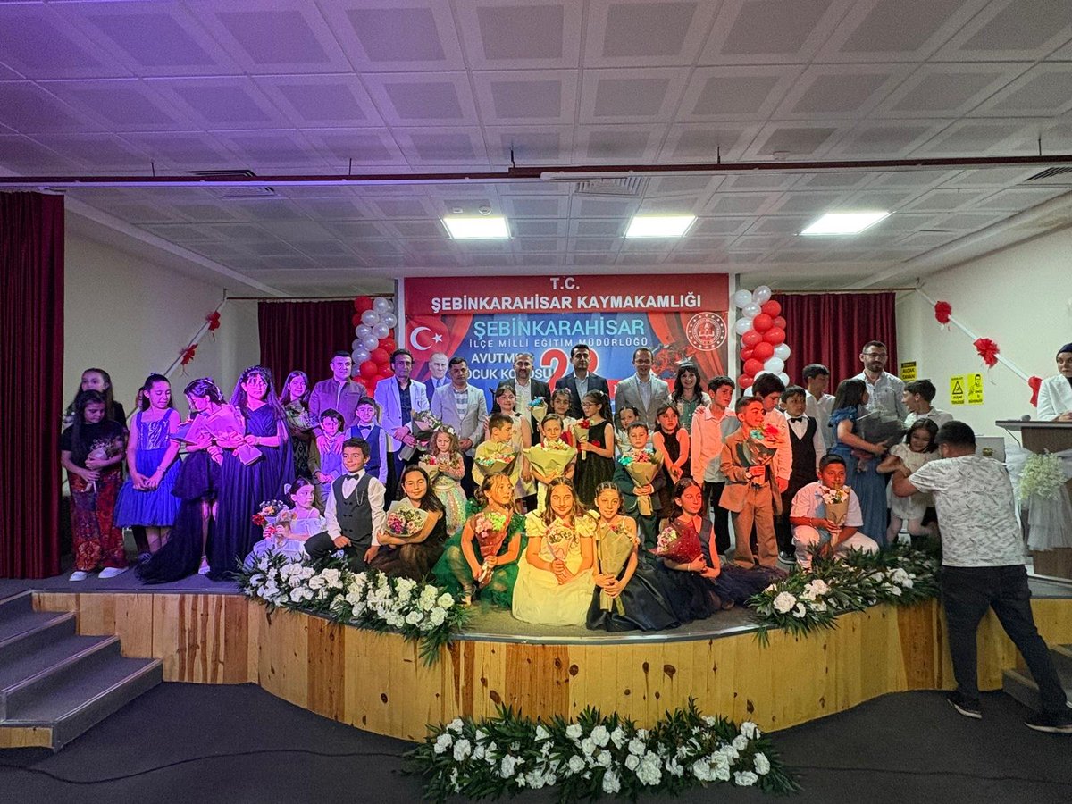 SebinkarahsrMem's tweet photo. 🎶 Şebinkarahisar’da “Maarifin Kalbinde Çocuk” konseri büyük beğeni topladı.
Ana sınıfı, ilkokul ve ortaokul öğrencilerimizden oluşan çocuk korosu, sergilediği performansla izleyicilere unutulmaz bir müzik şöleni yaşattı. 
#MaarifinKalbindeÇocuk 
@tcmeb @Yusuf__Tekin https://t.co/fehk9vXPz7