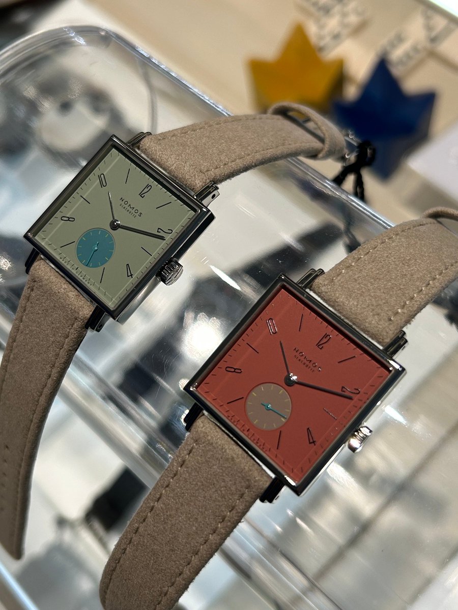 NextByFortune's tweet photo. 今日のノモス NOMOS
先日のワールドタイマーに続きテトラ オリジンズ サルビア (左)が入荷しました❗️
テラと写真を1枚📷
歩行者用信号機みたい😅 https://t.co/YmcGaH3oWS