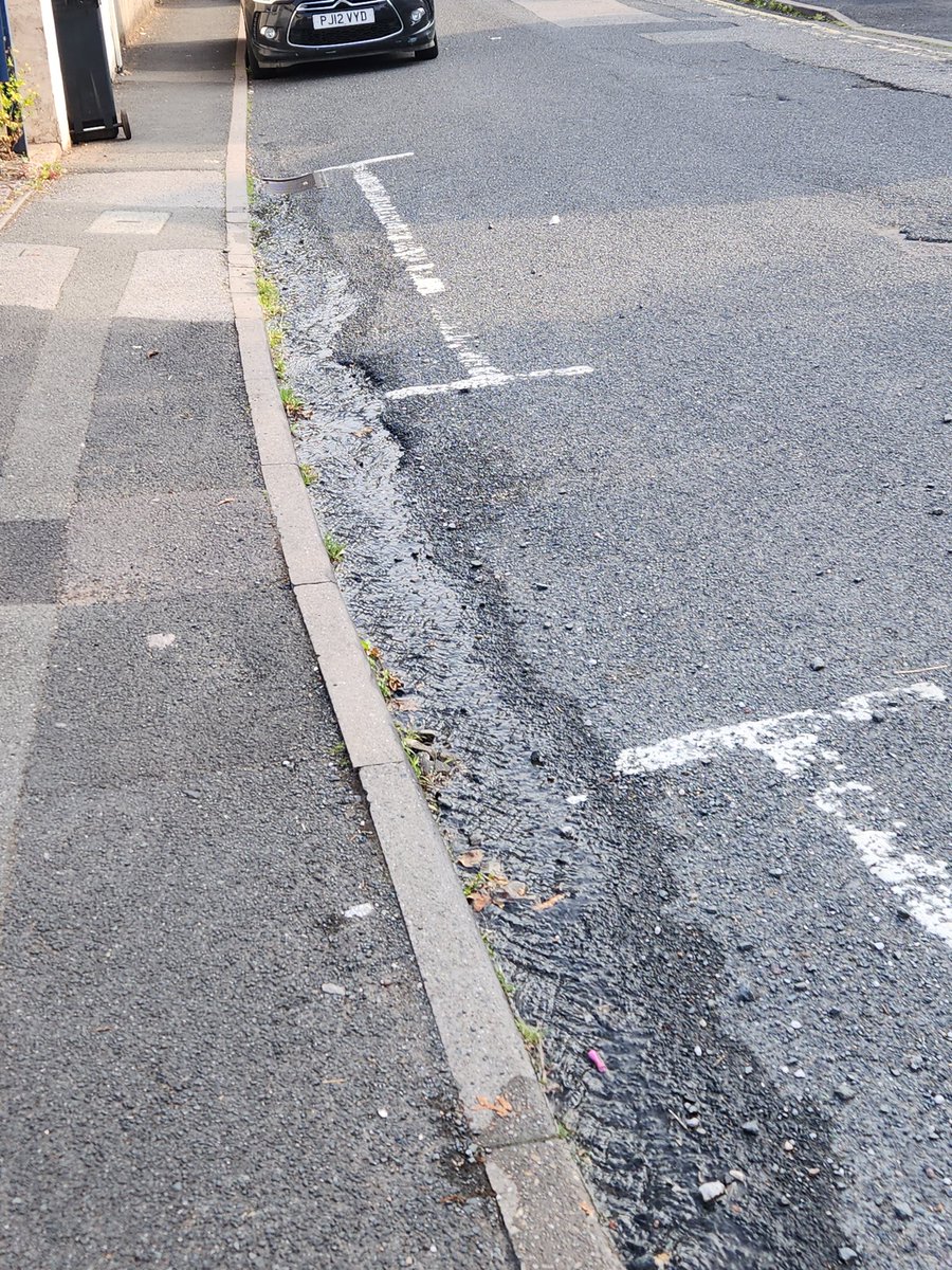 TimMiddleton6's tweet photo. @stwater Hanbury Hill Stourbridge.  Needs a fix! https://t.co/JKMgW53IVg