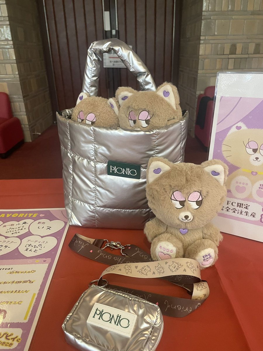 Cumiu's tweet photo. キギィちゃん可愛い💜
バッグからコッソリ覗いて、お迎えしてくれる人を探してるみたい✨

#アイナジエンド
#PICNIC名古屋 https://t.co/QPGs1Wo7pS